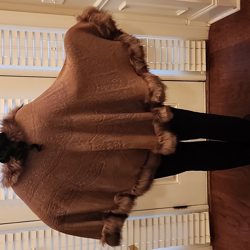 Ladies faux fur cape - Picture 7 of 8